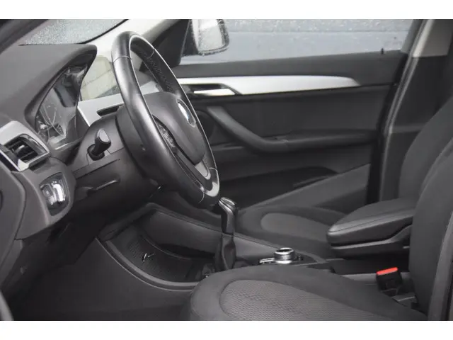 BMW X1 SDrive18i Executive 2018 Benzine 8