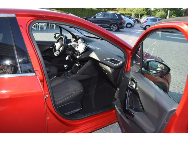 Peugeot 208 1.2 PureTech Allure panoramadak 2019 Benzine 10