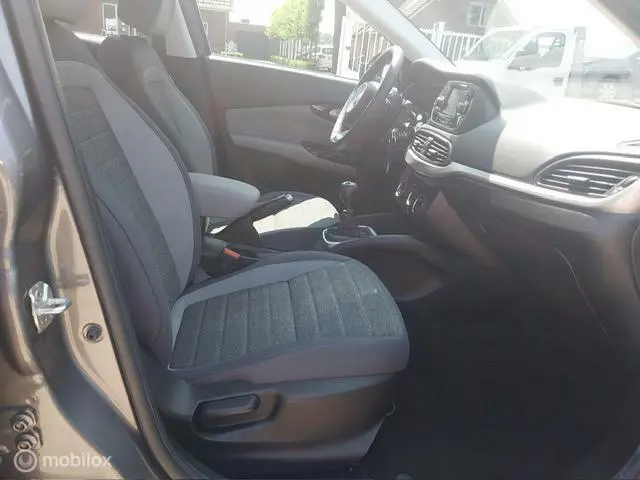 Fiat Tipo 1.4 16V Lounge Navi+Camera+17DKM!!! 2016 Benzine 4