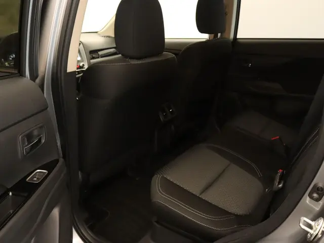 Mitsubishi Outlander 2.4 PHEV Pure 2021 Hybride Benzine 4