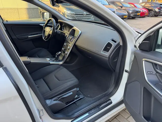 Volvo XC60 2.0 D4 FWD Momentum 2015 Diesel 21