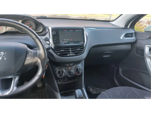 Peugeot 2008 1.2 PureTech Blue Lion 2018 Benzine 6