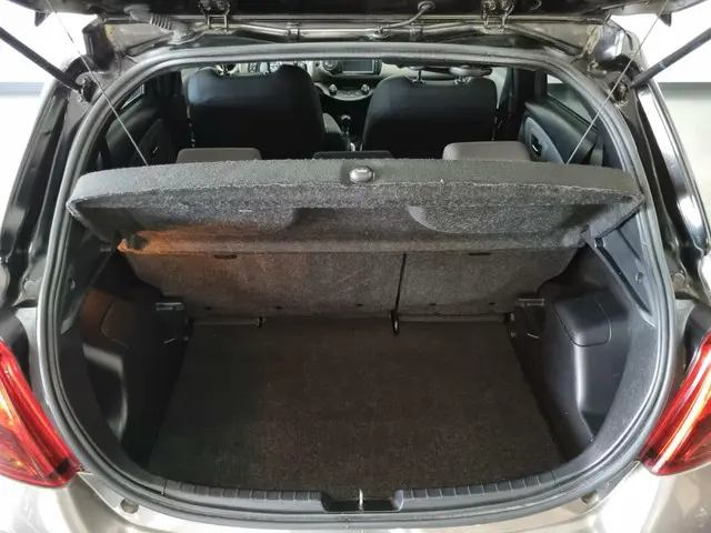 Toyota Yaris 1.3 VVT-i Dynamic Bi-Tone 2016 Benzine 33