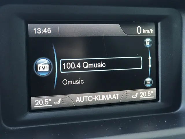 Volvo V40 1.6 T3 R-Design 2013 Benzine 17