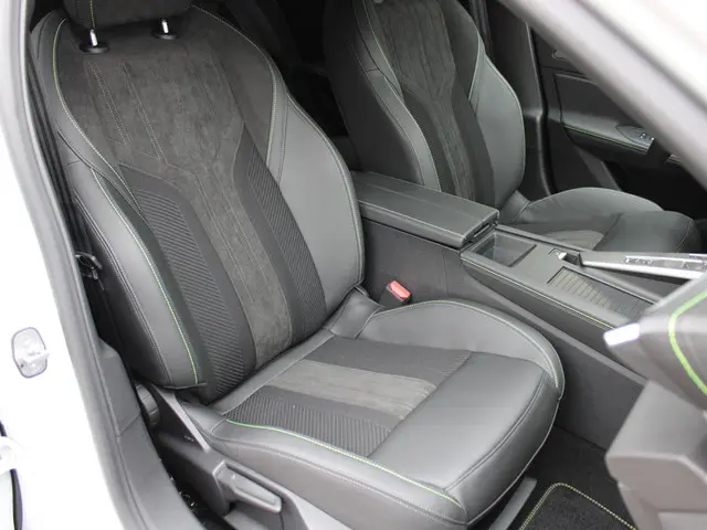 Peugeot 308 SW HYBRID 145 GT 2025 Hybride Benzine 14