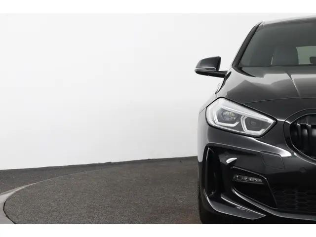 BMW 1 Serie 118i Executive Edition 2021 Benzine 28