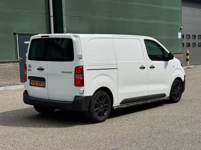 Toyota ProAce Worker 1.6 D-4D Navigator L2 2019 Diesel 4