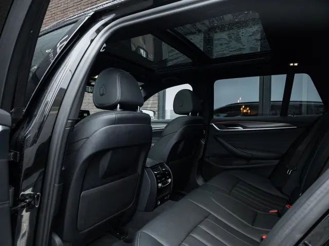 BMW 5 Serie Touring 530i xDrive M Sport 2022 Benzine 32