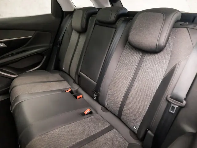 Peugeot 3008 1.2 PureTech Premium Sport 2020 Benzine 17