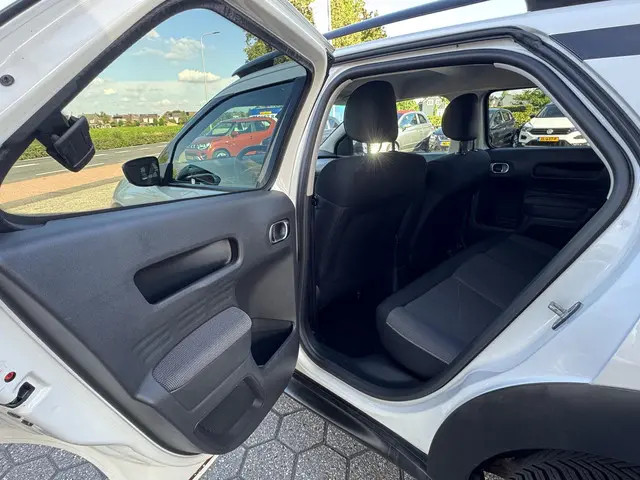 Citroën C4 Cactus 1.2 PureTech Shine 2015 Benzine 17