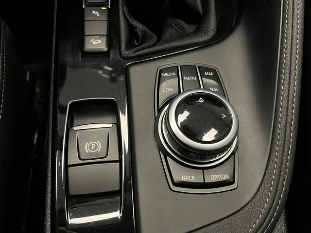 BMW X1 xDrive20i High Executive 2018 Benzine 34