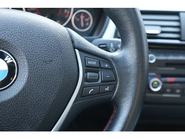 BMW 3 Serie 335i High Executive 2012 Benzine 17