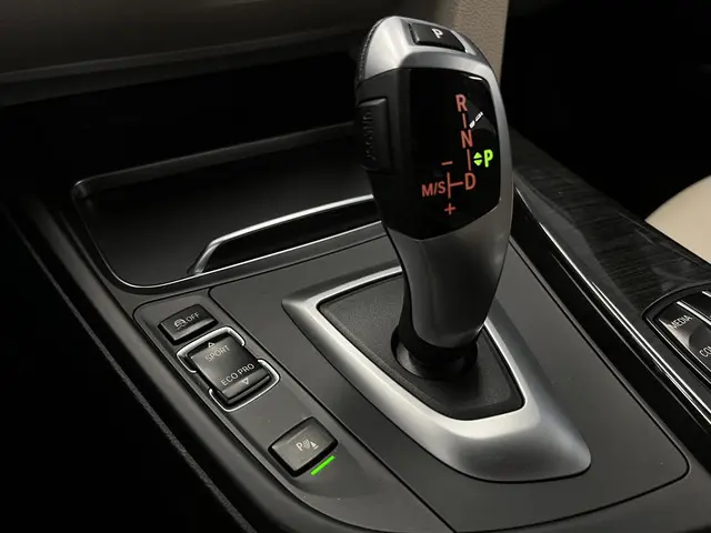 BMW 3 Serie Touring 330i M Sport Edition 2018 Benzine 40