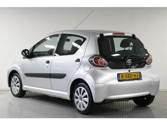 Toyota Aygo 1.0 VVT-i Now 2013 Benzine 9