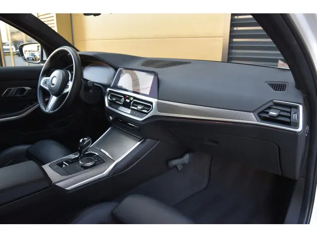 BMW 3 Serie 320i Executive Edition 2019 Benzine 26