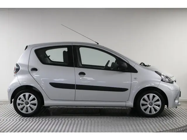Toyota Aygo 1.0 VVT-i Now 2013 Benzine 7