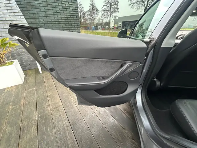 Tesla Model Y RWD 58 kWh 2023 Elektrisch 18