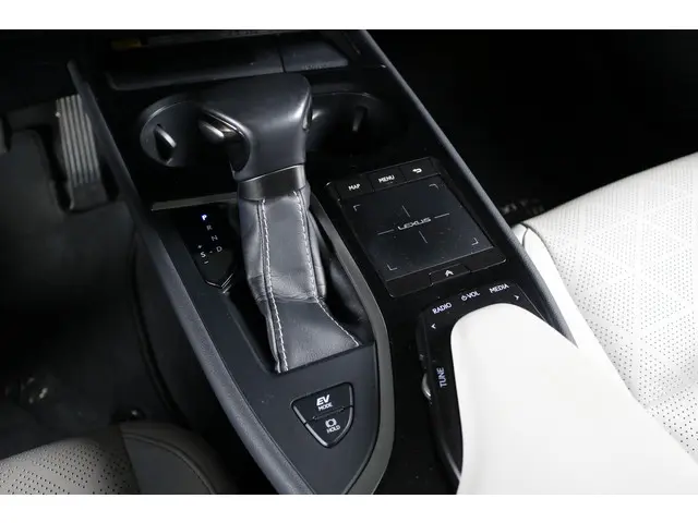 Lexus UX 250h Executive Line 2020 Hybride Benzine 23