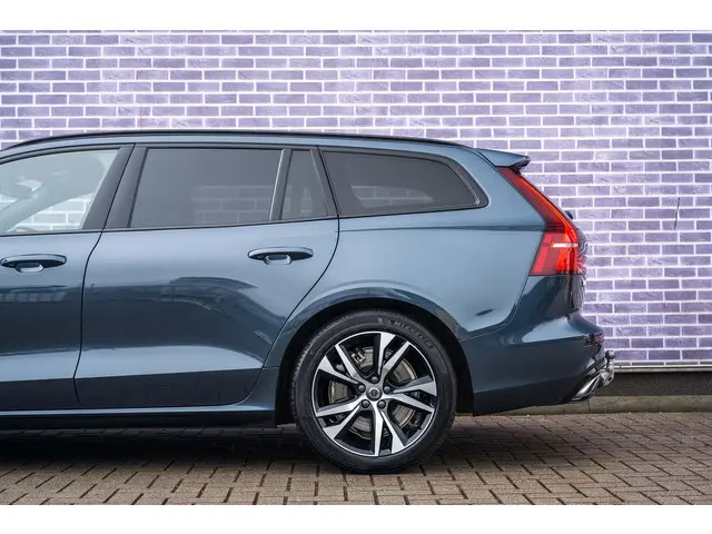 Volvo V60 T6 Recharge AWD R-Design 2022 Hybride Benzine 15