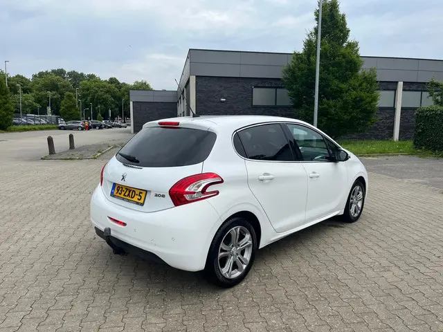 Peugeot 208 1.2 VTi Allure 2013 Benzine 12