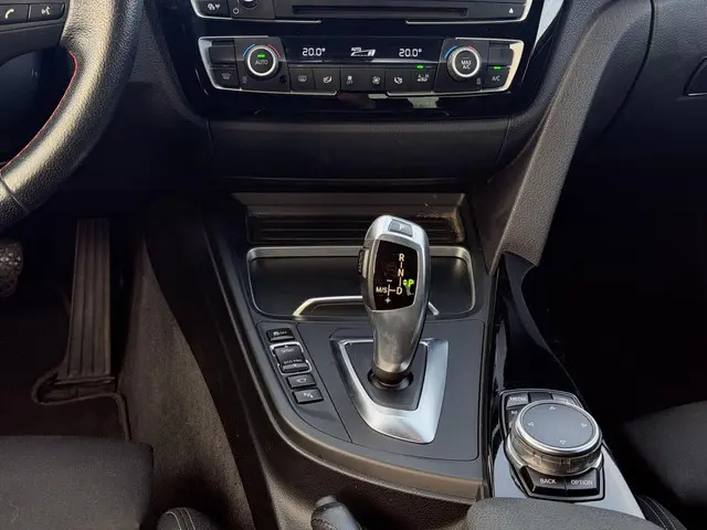 BMW 3 Serie 318i Luxury 360 Head up Led 2016 Benzine 15