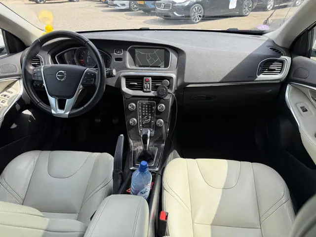 Volvo V40 2.0 T3 Inscription 2016 Benzine 4