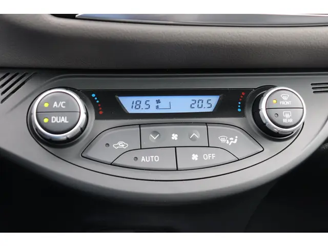 Toyota Yaris 1.5 Hybrid Bi-Tone, 2017 Hybride Benzine 29