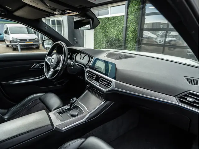 BMW 3 Serie 320i High Executive 2019 Benzine 36