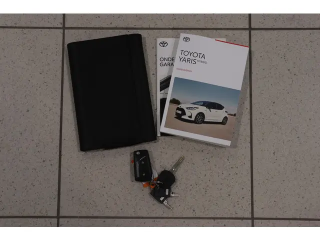 Toyota Yaris 1.5 Hybrid Active, 2021 Hybride Benzine 32
