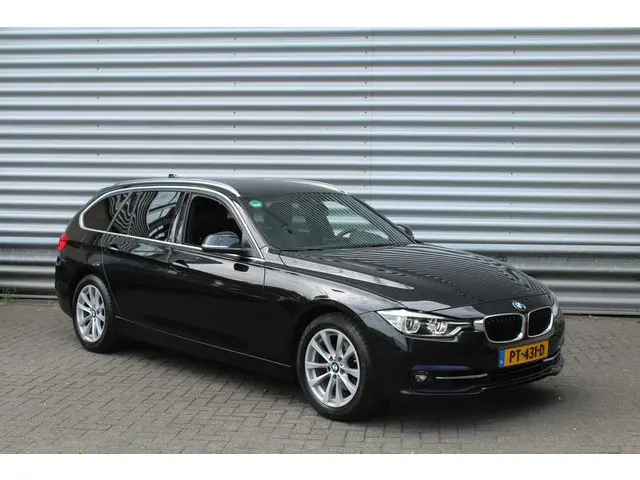 BMW 3 Serie Touring 320i High Executive 2017 Benzine 3