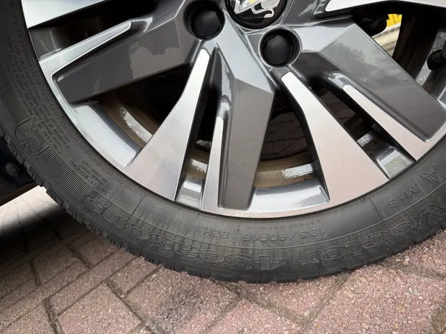 Peugeot 2008 1.2 PureTech Allure Automaat 2018 Benzine 34