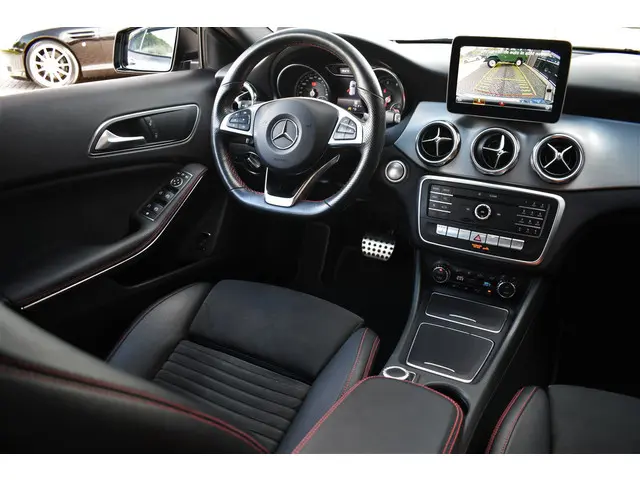 Mercedes-Benz GLA 180 AMG Night 2019 Benzine 3