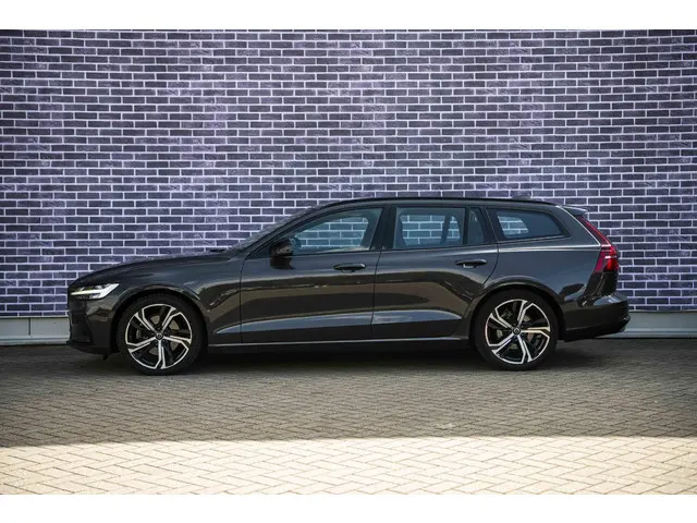 Volvo V60 2.0 B4 Plus Dark 2023 Benzine 4