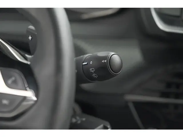 Peugeot 2008 PureTech 130 EAT8 Active 2021 Benzine 32