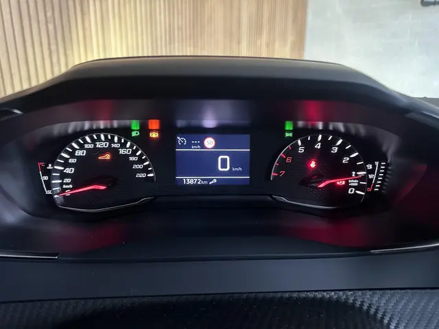 Peugeot 2008 1.2 PureTech 100 Active 2024 Benzine 12