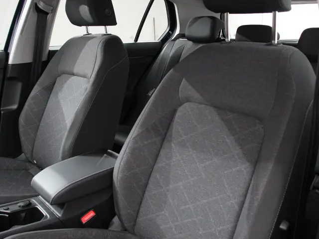 Volkswagen Golf 1.0 eTSI Life Business 2023 Benzine 10