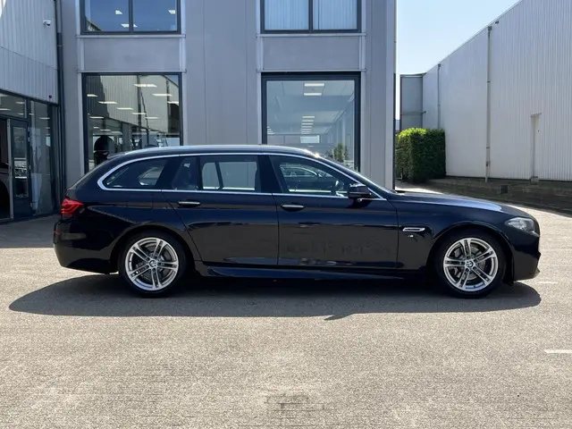 BMW 5 Serie Touring 520i High Executive 2015 Benzine 3
