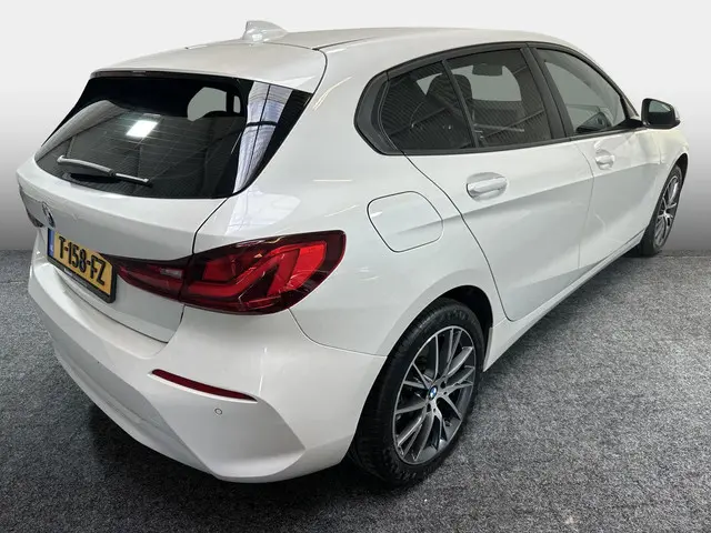 BMW 1 Serie 118i Business Edition Plus 2022 Benzine 4