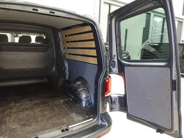 Volkswagen Transporter 2.0 TDI L2H1 2023 Diesel 20