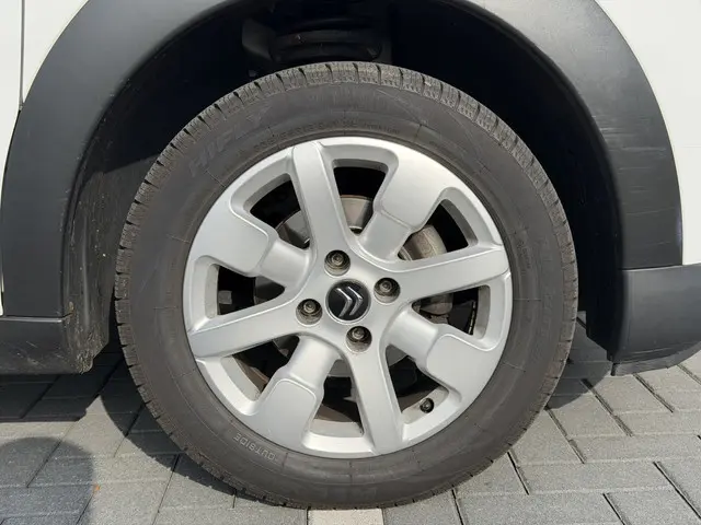 Citroën C4 Cactus 1.2 PureTech Shine 2017 Benzine 9