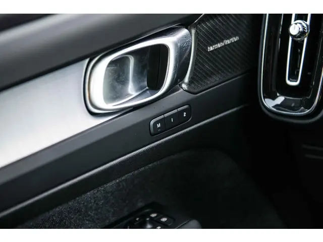 Volvo XC40 2.0 B4 Plus Dark 2025 Benzine 25