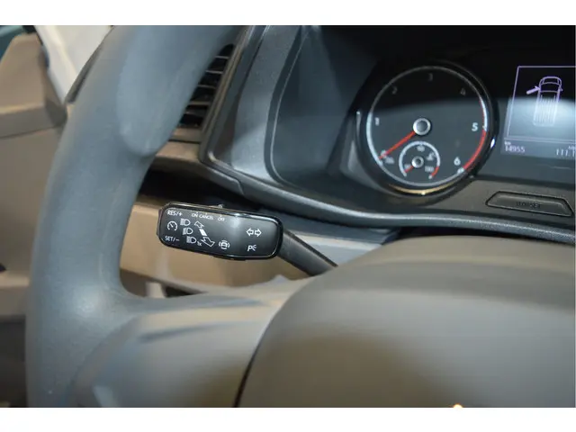 Volkswagen Transporter 2.0 TDI L2H1 28 150pk 2023 Diesel 12