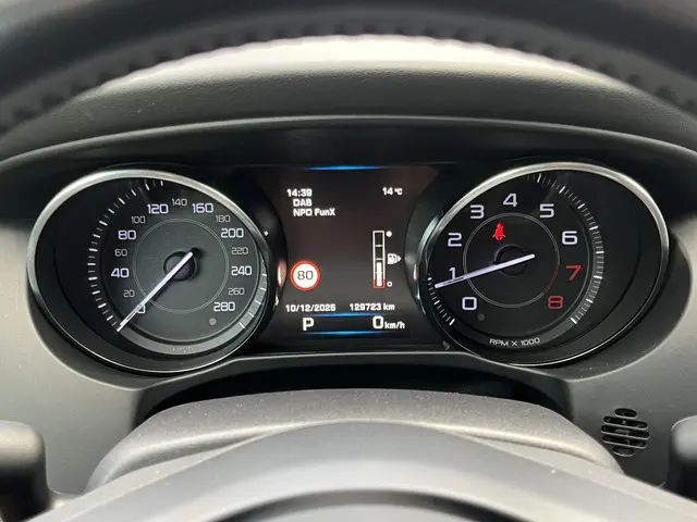 Jaguar XE 2.0 Portfolio 2015 Benzine 9