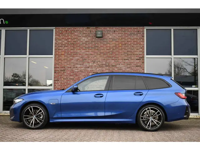 BMW 3 Serie Touring 330e M-Sport 2022 Hybride Benzine 49