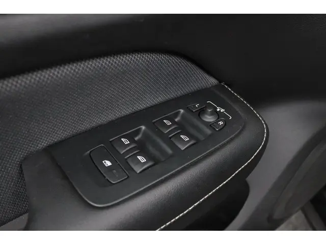 Volvo S60 2.0 T4 R-Design 2020 Benzine 25