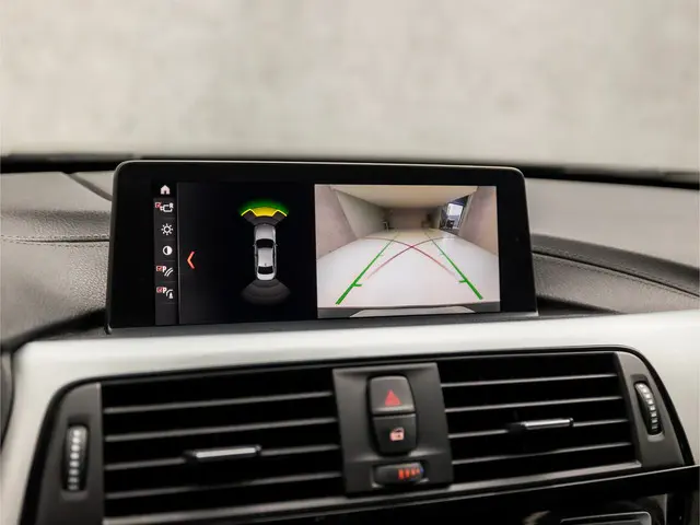 BMW 3 Serie 320i M Sport High Executive 2018 Benzine 16