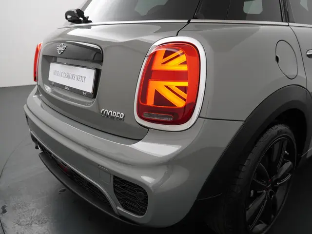 MINI 5-Deurs Cooper Dalston Edition 2021 Benzine 26