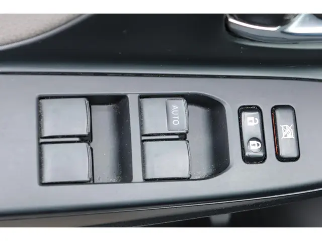 Toyota Yaris 1.5 Hybrid Bi-Tone, 2017 Hybride Benzine 14