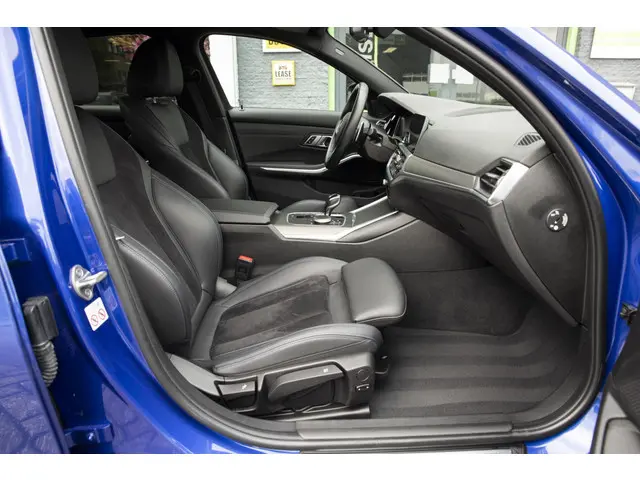 BMW 3 Serie 320i High Executive 2020 Benzine 13