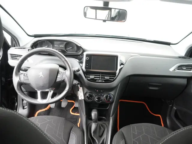 Peugeot 2008 1.2 PureTech Allure 2017 Benzine 12